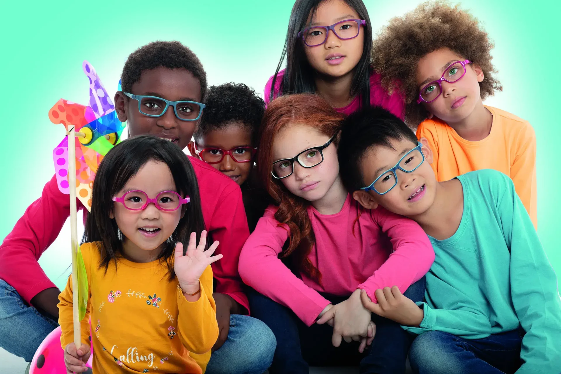 Niños con lentes de colores