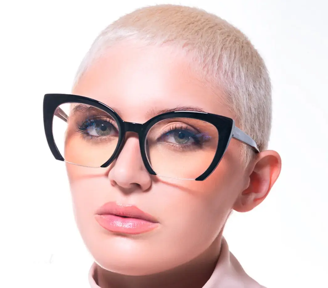 Modelo con Lentes de moda